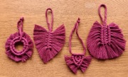cztery małe zawieszki z makramy