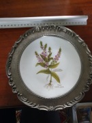 Talerz porcelanowy w cynowej ramce