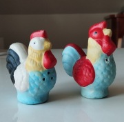 Ceramiczna solniczka i pieprzniczka, kurka i kogut