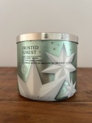 Bath & Body Works Frosted Forest – świeca zapachowa 411 g
