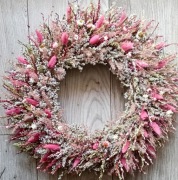 Wianek na drzwi 38 cm różowy z suszonych kwiatów naturalna dekoracja boho