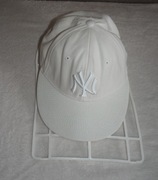 Dwie czapki z daszkiem NEW ERA rozm. uniwersalny.Nowa i używana.