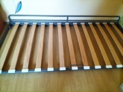 Stelaż przenośny z materacem lozko