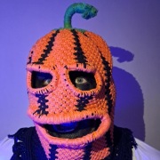 Ręcznie robiona pomarańczowa maska na Halloween. Pomarańczowa kominiarka