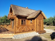 Altany kryte trzciną strzechą domki letniskowe 