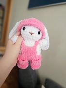 pluszowy królik w ogrodniczkach i czapce wykonany własnoręcznie na szydełku