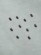 Koralik. Diament fasetowany. Sól i pieprz.