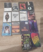 kolekcja kaset magnetofonowych z muzyką z lat 80 i 90. 