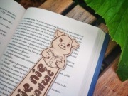 Drewniana zakładka do książki z grawerem ŚWINIA Prosię nie przeszkadzać