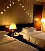 Kurtyna ozdobna gwiazdy ułożone w piramidę