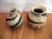 Dwa flakoniki wazoniki kremowe, pasy fajans wys. 6-7 cm