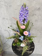 Wiosenna kompozycja z fioletowym hiacyntem