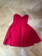 czerwona sukienka Glamur S odkryte ramiona