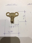 Kluczyk mosiężny sygn. TPK brytyjski zegara budzika chodzika 5,3x5,3 mm