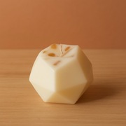 Świeca sojowa, geometryczna, zapach jaśminu