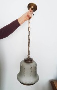 Lampa wisząca z dużym kloszem idealna do holu willi art deco