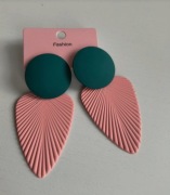 Kolczyki decor design liście metalowe na wkrętki pudrowy róż zieleń