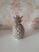 Dekoracyjny ananas w kolorze srebrnym.