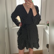  MINI SUKIENKA Z FALBANĄ WE WZÓR