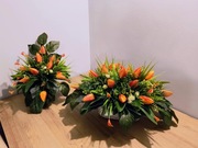 Stroik na grób, kompozycja na cmentarz wiązanka z wazonem, tulipany ST21k