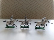 trzech pomalowanych konnych krzyżaków 1/72
