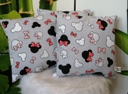 Poduszka dwustronna 25x25 Myszka Miki, Uszy Miki, czerwone kokardki