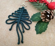 Zawieszka choinkowa ozdoba świąteczna choinka z makramy zielona bombka 