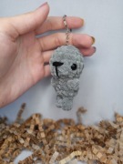 Brelok siwa foczka wykonany na szydełku