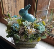 Wielkanocny dekoracja kwiatowy koszyk z ceramicznym zajączkiem Rękodzieło