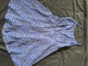 Niebieska sukienka z kwiatkami z odkrytymi plecami 