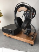 Stojak na słuchawki z miejscem na dac-a, dap-a, cd player, drewno orzech.