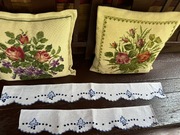 KOMPLET STARYCH HAFTOWANYCH ZĄBKÓW DO PÓŁKI / KREDENSU