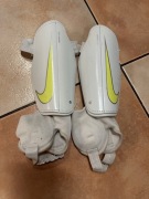 Ochraniacze na piszczele dla młodego piłkarza