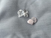 minerały kryształ górski i kwarc różowy