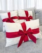 Zestaw poduszek świątecznych prezent z kokardą