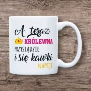 Kubek napije się kawki