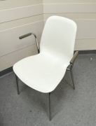 Krzesła z Ikea z podparciami. 