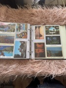 Kartki pocztowe w albumie