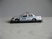 Samochód policyjny Ford Crown Victoria POLICE, 1:43/NOWY