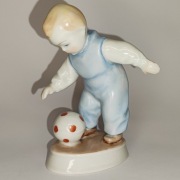 Zsolnay figurka porcelanowa Dziecko z piłką