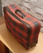 WALIZKA CZERWONA W KRATE.MATERIAŁOWA.STARA