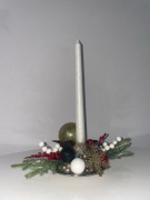 Stroik świąteczny ze świecą