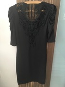 Sukienka z ozdobną koronką