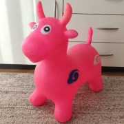 Dmuchana różowa krowa skoczek