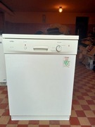 Zmywarka z koszem na sztućce kolor biały. 