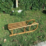 Sanki Rogate Antyk jesionowe zabytkowe z lat tamtego wieku.