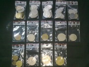 Zestaw różnych monet z różnego okresu.