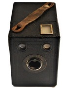 KODAK SIX-20 POPULAR BROWNIE CAMERA - 1939 / 43.r.