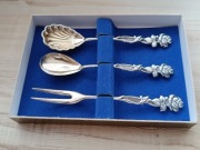 ŁYŻECZKA DO KOSTEK CUKRU PRZYSTAWEK I WIDELCZYK POSREBRZANE FINLANDIA RÓŻA