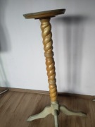 Kwietnik z toczoną nogą 